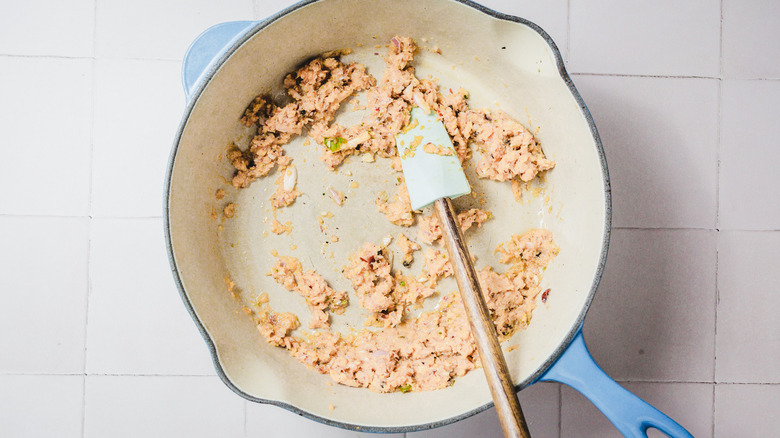 Grande poêle avec ingrédients de curry et spatule