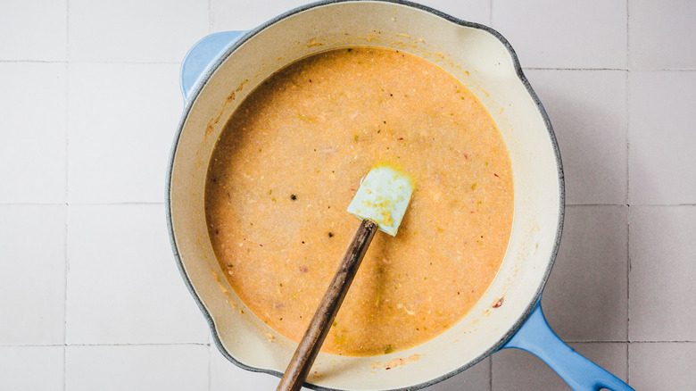 Grande poêle avec sauce orange et spatule