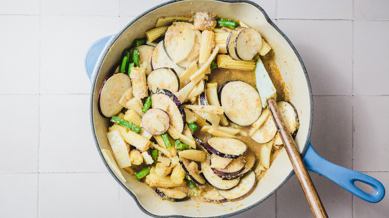 Grande poêle avec légumes et spatule