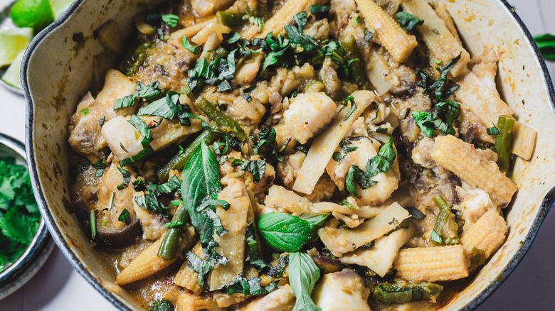 Poêle avec curry de poisson avec basilic