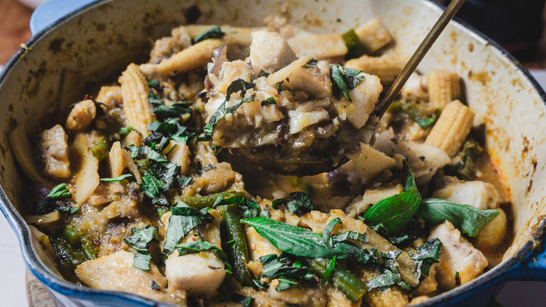 Soulever une louche avec du curry de la casserole