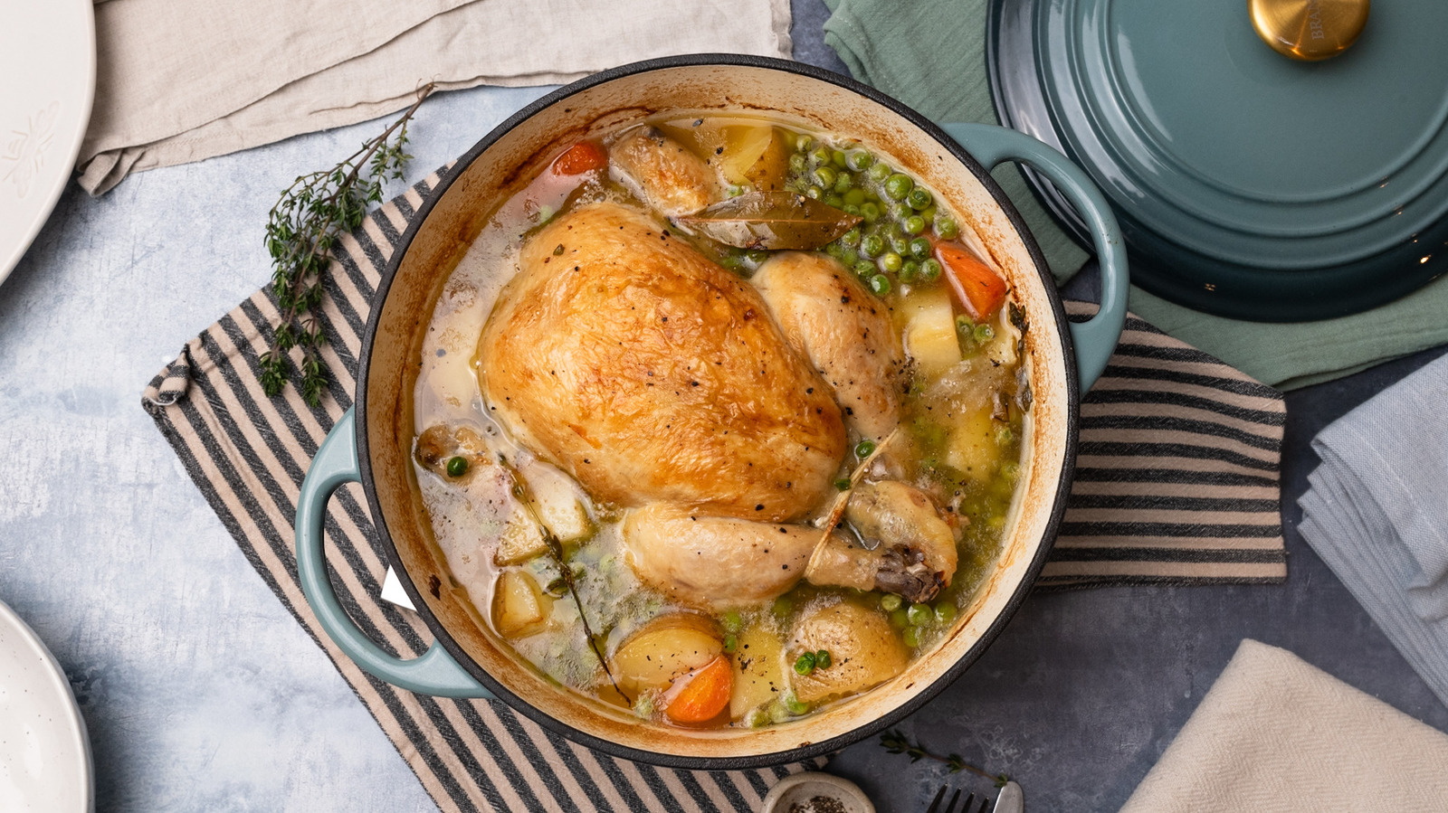 Vin blanc braisé poulet rôti poulet avec légumes et recettes de pommes de terre