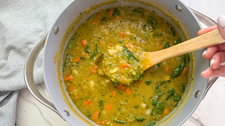 Recette de soupe aux pois végétalienne - Le V, café et resto