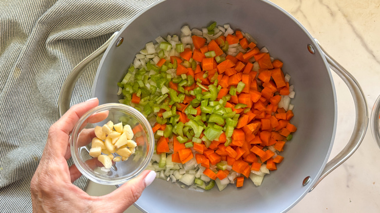 Recette de soupe aux pois végétalienne - Le V, café et resto