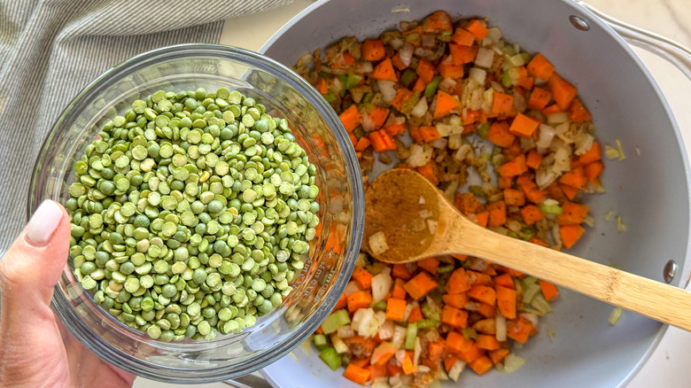 Recette de soupe aux pois végétalienne - Le V, café et resto