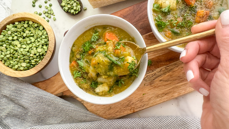 Recette de soupe aux pois végétalienne - Le V, café et resto