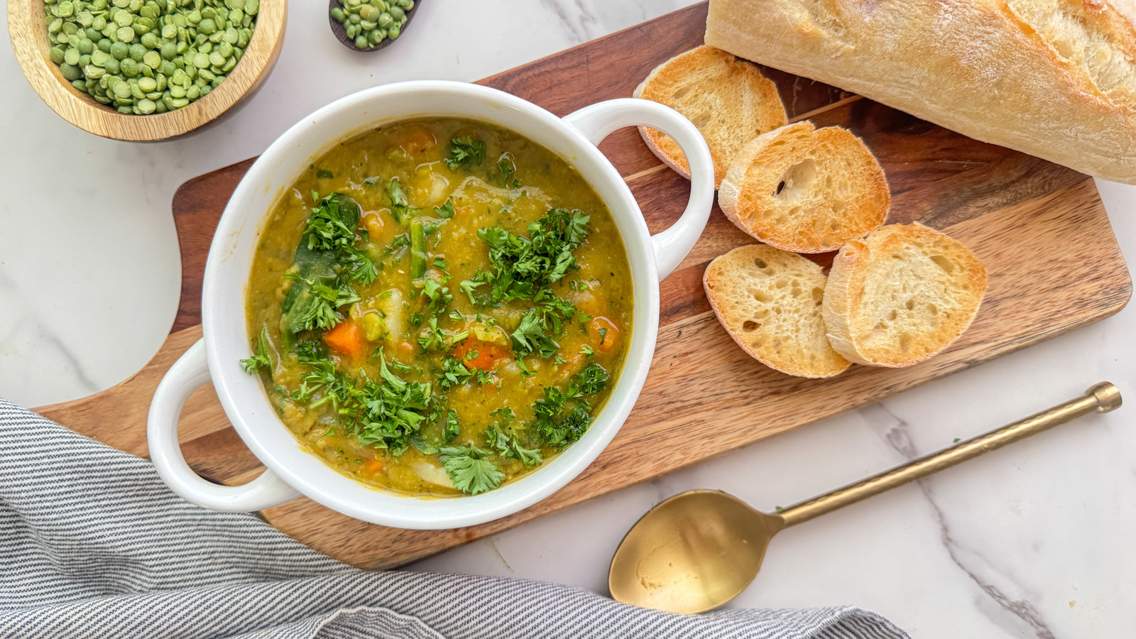 Recette de soupe aux pois végétalienne - Le V, café et resto