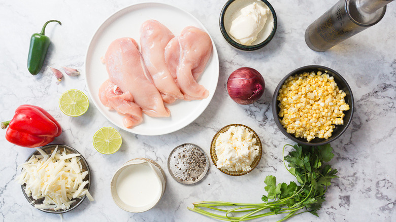 Poitrines de poulet dans la poêle avec spatule en bois