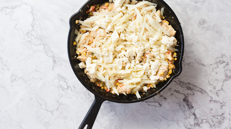Casserole de maïs de rue et poulet avec fromage cru