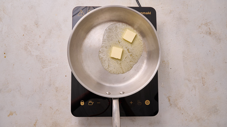 Beurre fondant dans la poêle en métal