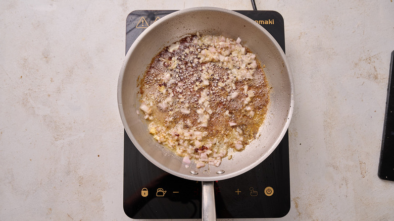 Cuisson à l'ail dans une poêle en métal