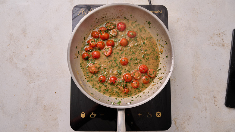 Sauce provençale dans la poêle en métal