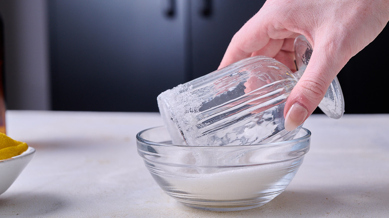 plongeant du verre dans un bol de sucre