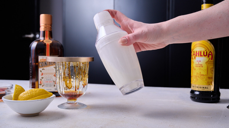 La crème tremblante dans un shaker à cocktail