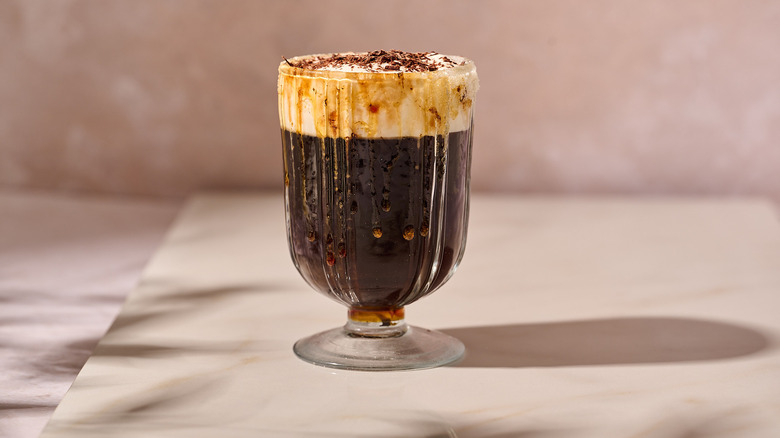café espagnol dans un verre sur une table