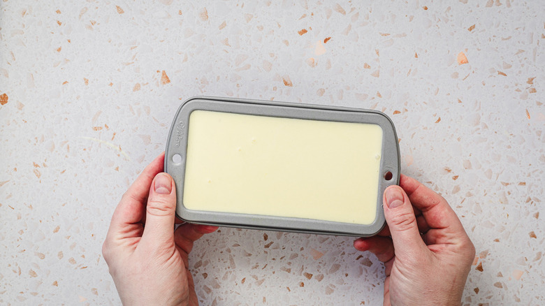 Mains tenant un petit plateau de gelato au citron