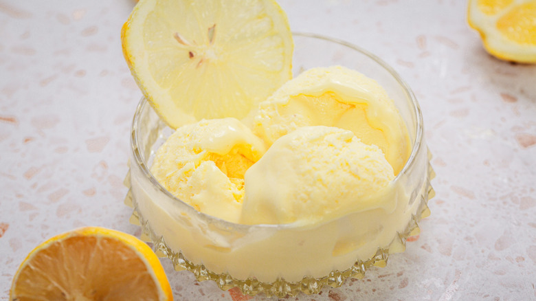 Grosser sur 1 portion de gelato au citron