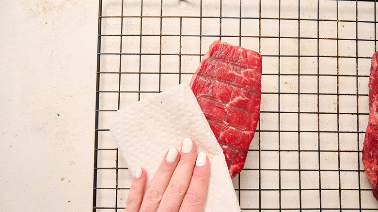 Tatter les steaks secs avec une serviette en papier