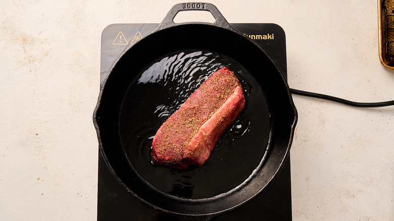 steaks brûlants dans la poêle en fonte en fonte