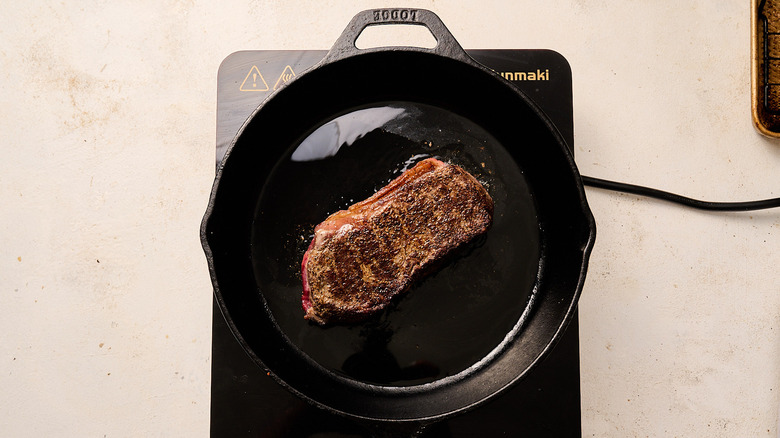 Steak brûlant dans une poêle