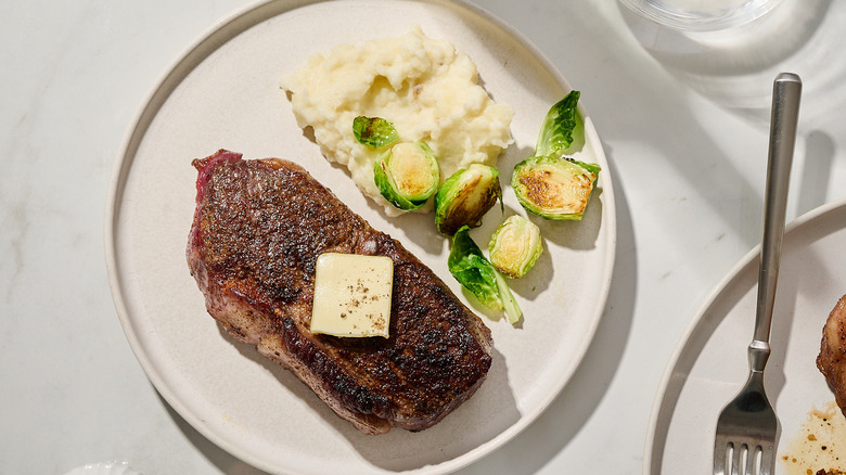 steak de bourbon sur une assiette