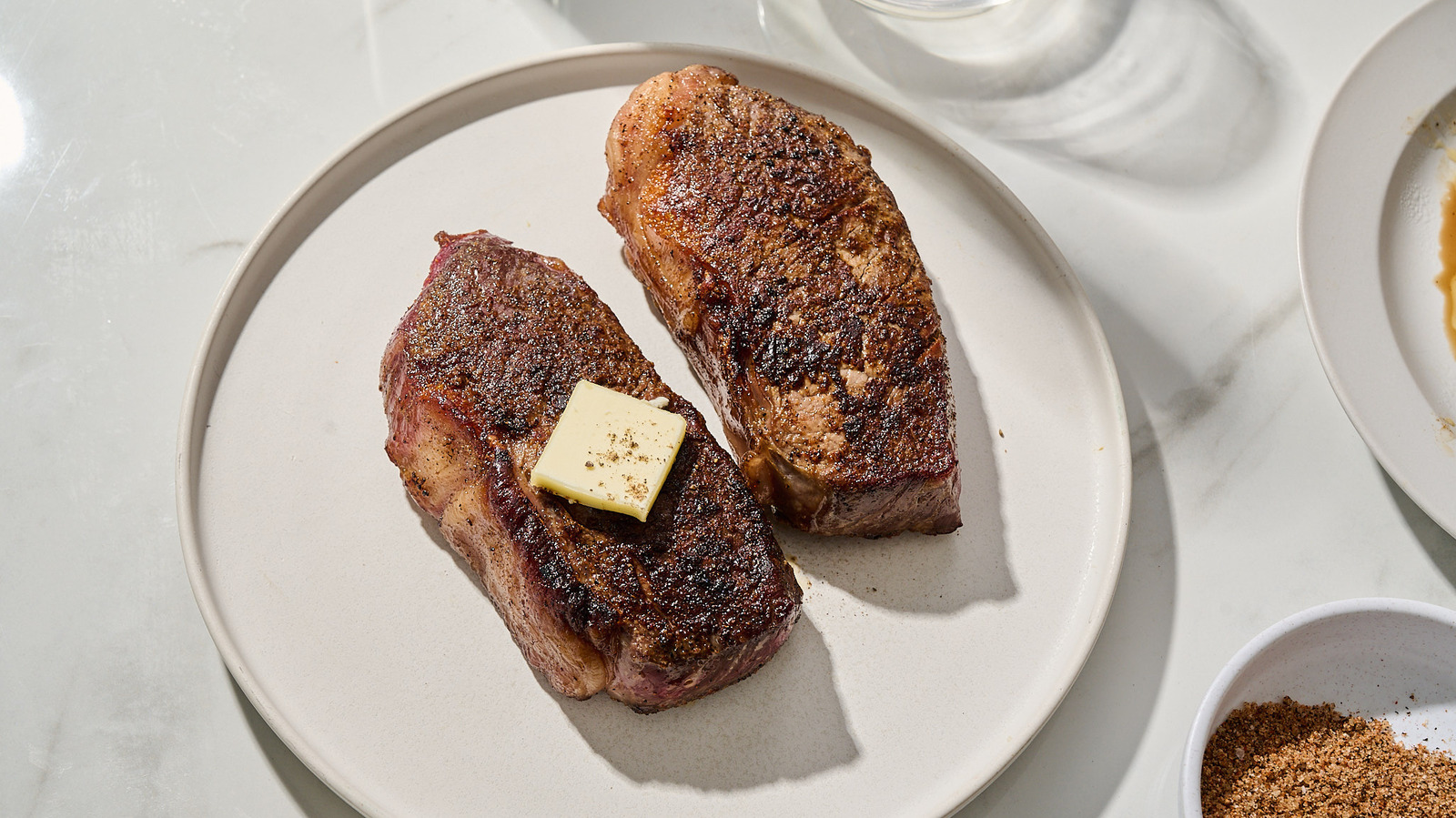 Ce steak épicé à bande battue en bronzage est superposé de saveur