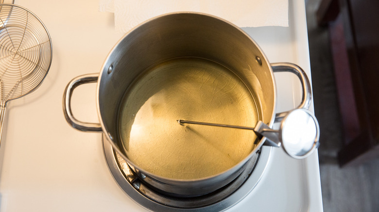 Chauffage d'huile dans un grand pot