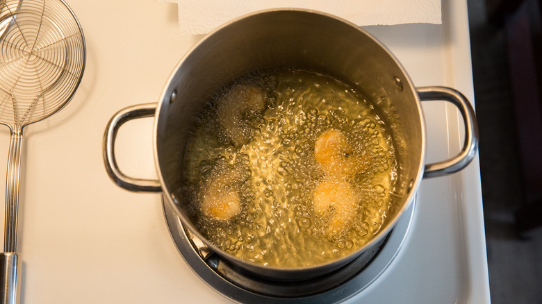 crevettes profondes à la friture dans l'huile