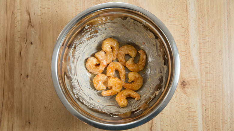 crevettes de dynamite dans le bol à mélanger