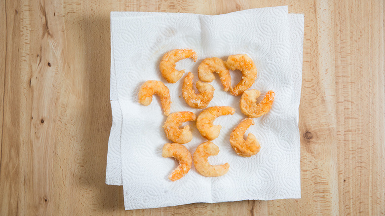crevettes frites sur des serviettes en papier