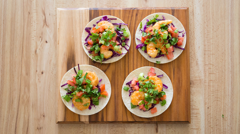 Tacos de crevettes de dynamite à bord
