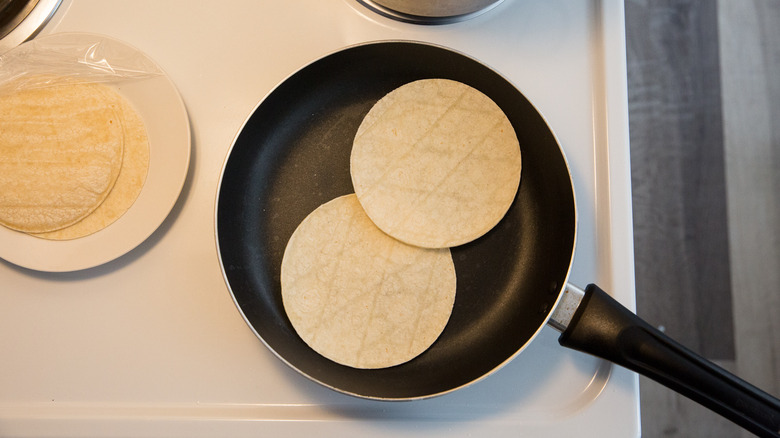 tortillas réchauffées dans la poêle à frire