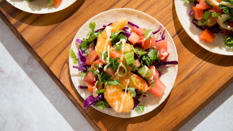 Tacos de crevettes de dynamite à bord
