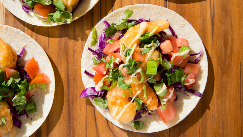 Tacos de crevettes de dynamite à bord