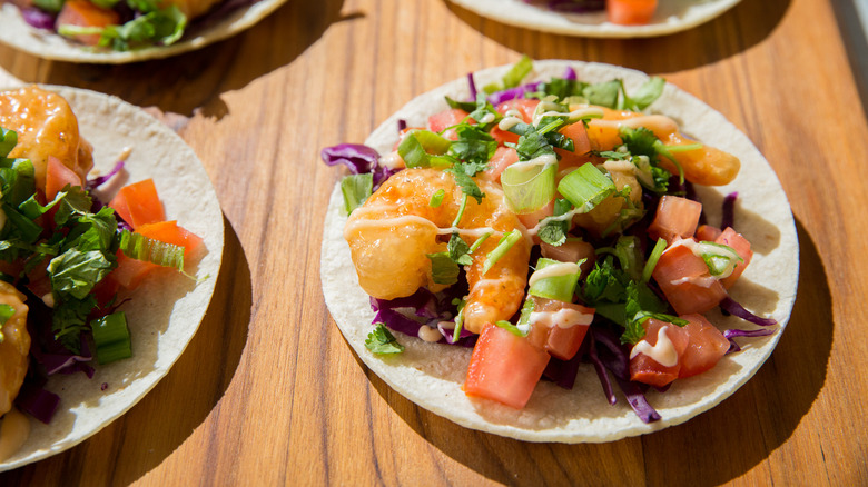 Tacos de crevettes de dynamite à bord