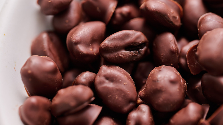 haricots à expresso recouverts de chocolat dans un bol