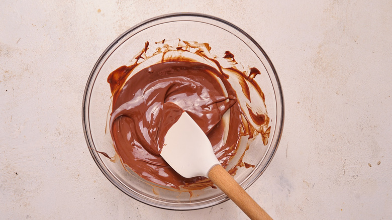 Merger le chocolat fondu dans un bol