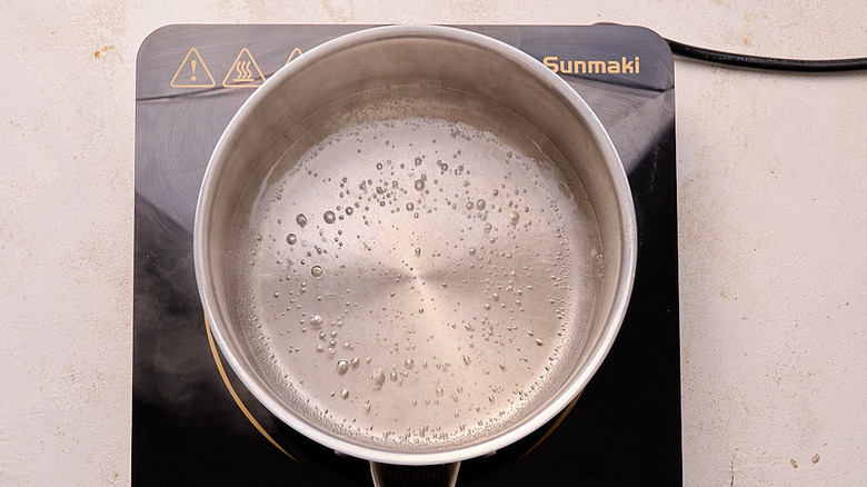 l'eau bouillante dans un pot
