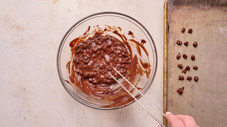 Enlever les haricots à expresso du chocolat