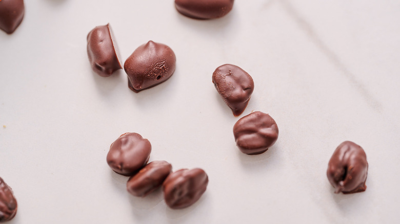 haricots à expresso recouverts de chocolat sur une table