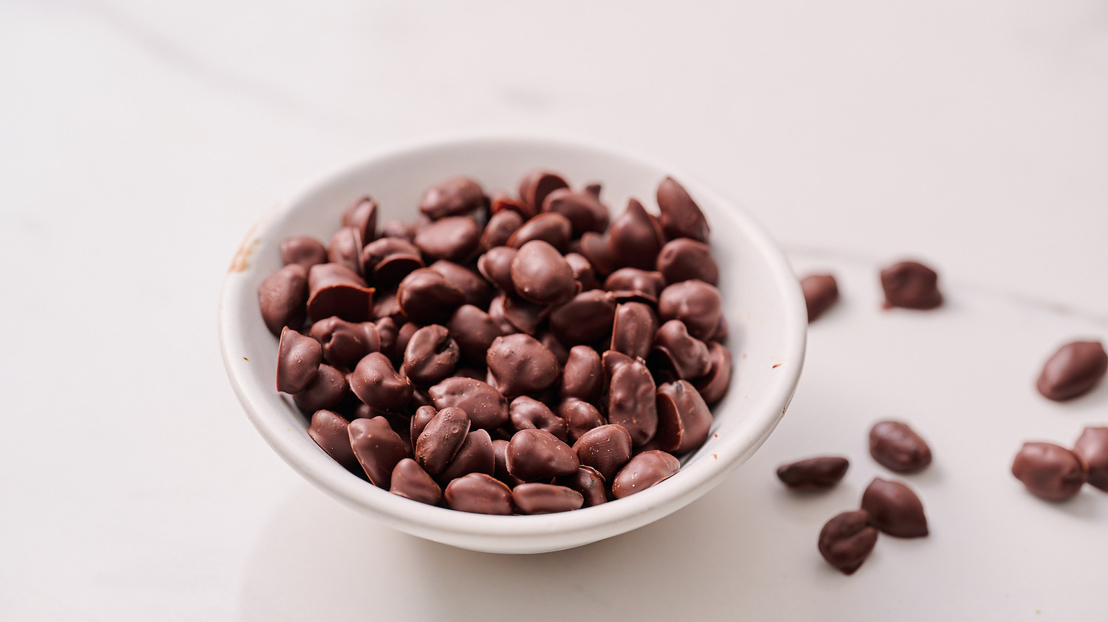 Notre recette de haricots à expresso recouverte de chocolat ne nécessite que 2 ingrédients