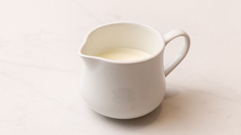 Crème en petite tasse blanche