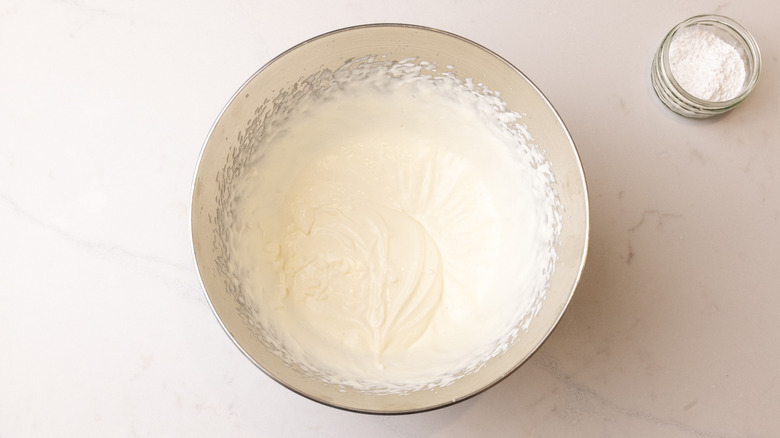 Crème fouettée dans un bol