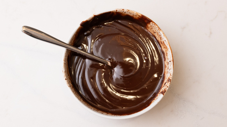 Mélange de ganache au chocolat dans le bol