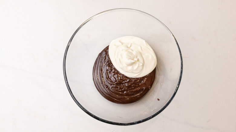 Doucettes de ganache au chocolat et de crème fouettée dans un bol