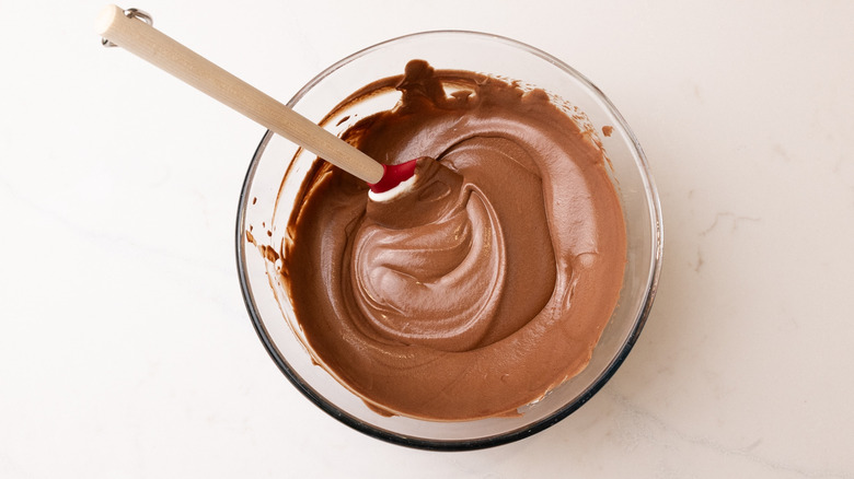 Mélange de chocolat crémeux dans un bol