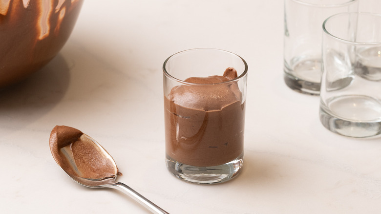 Mousse au chocolat dans un verre