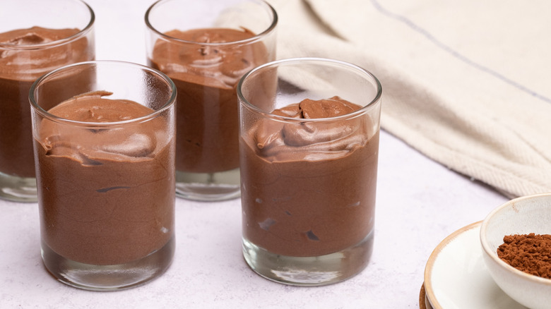 Mousse au chocolat en tasses claires