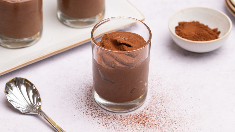 Mousse de chocolat saupoudrée de poudre de cacao en tasse