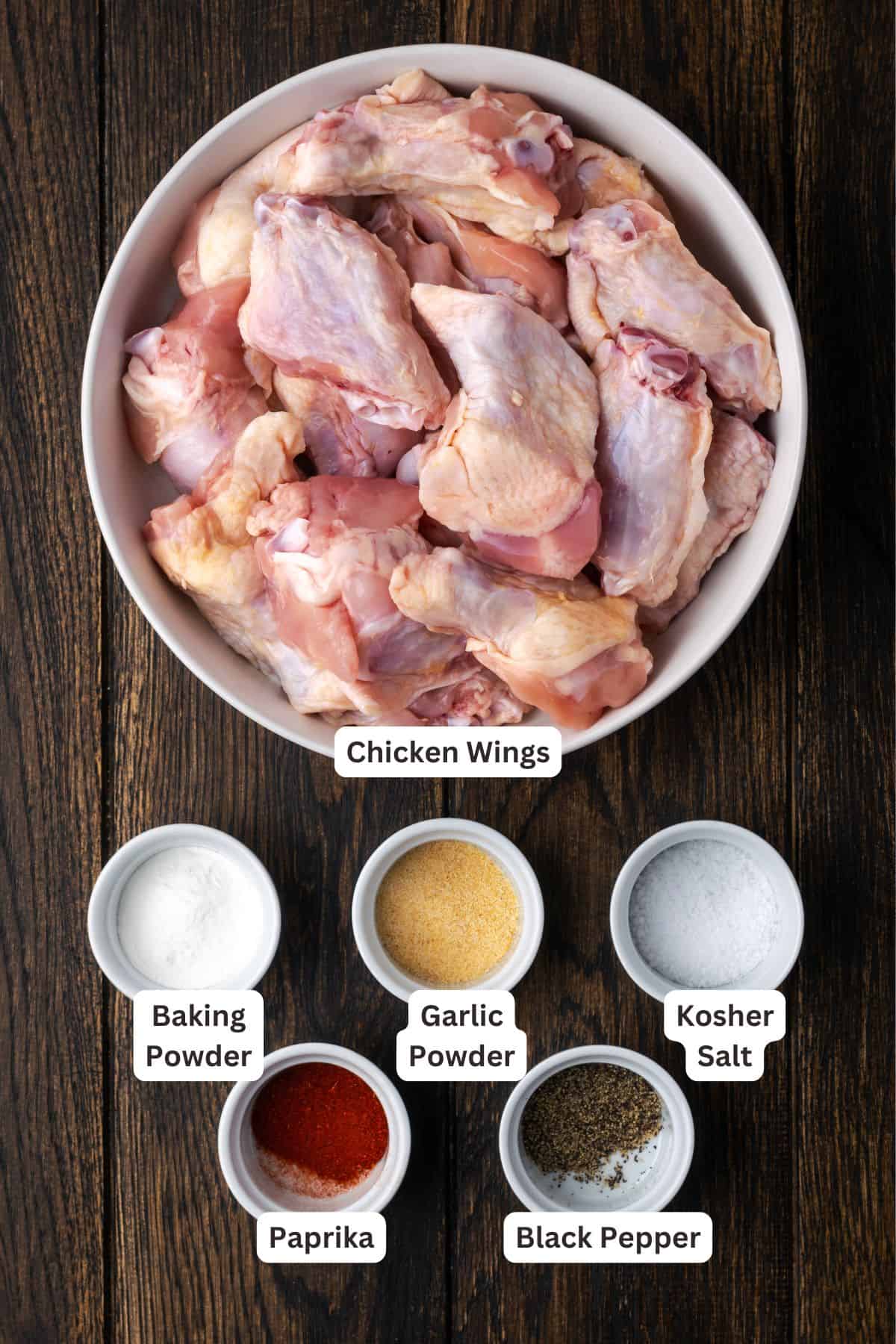 Faites les ailes de poulet à air de style pub les plus croustillantes! Cette méthode est rapide, sans gâchis et facile à personnaliser. Ajoutez votre sauce aile préférée! Ailes de poulet crues et assaisonnements dans des bols.
